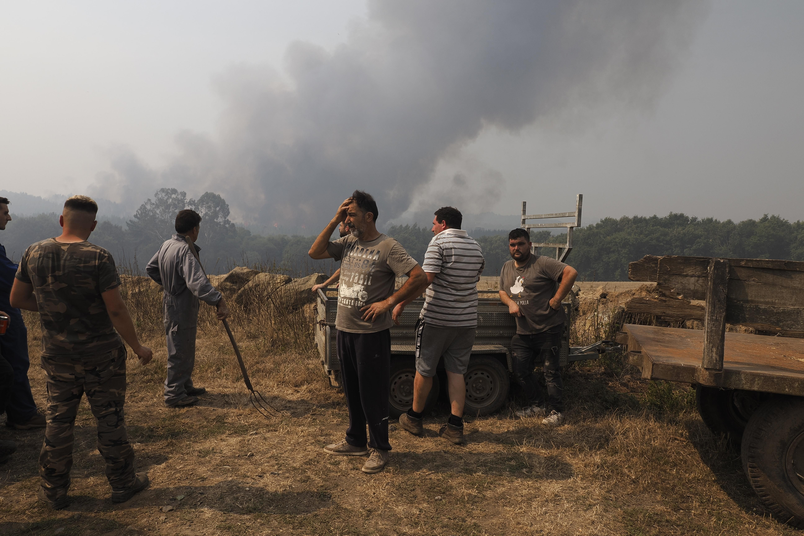 El veïnat tracta d'apagar el foc que amenaça les seues vivendes a Galícia