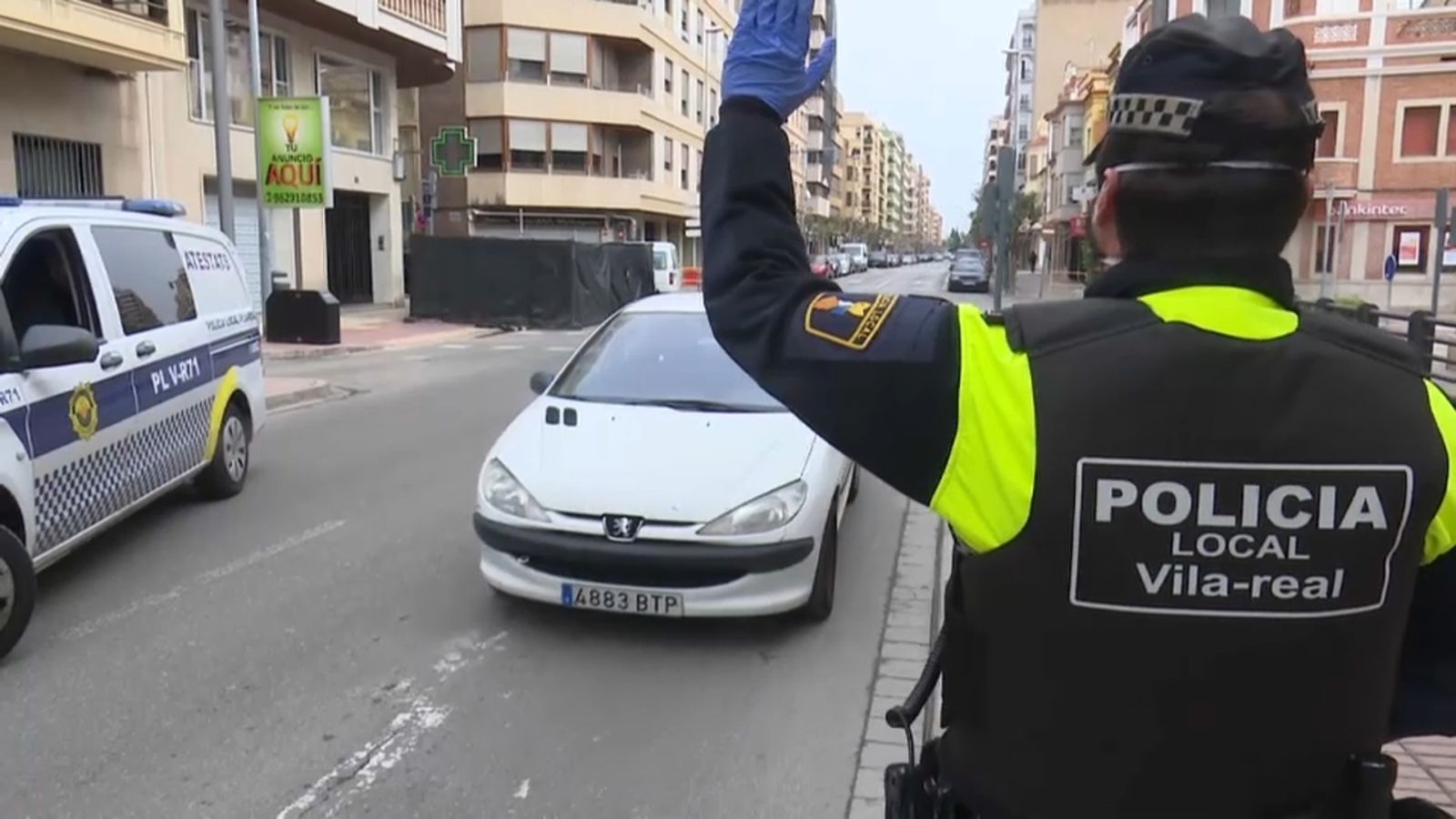 Imatge d'arxiu d'un policia de Vila-real fent un control per a informar de les restriccions aquesta setmana