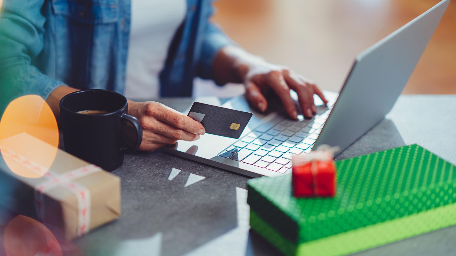 Imatge d'arxiu d'una persona que compra per internet regals per a Nadal 1535526842