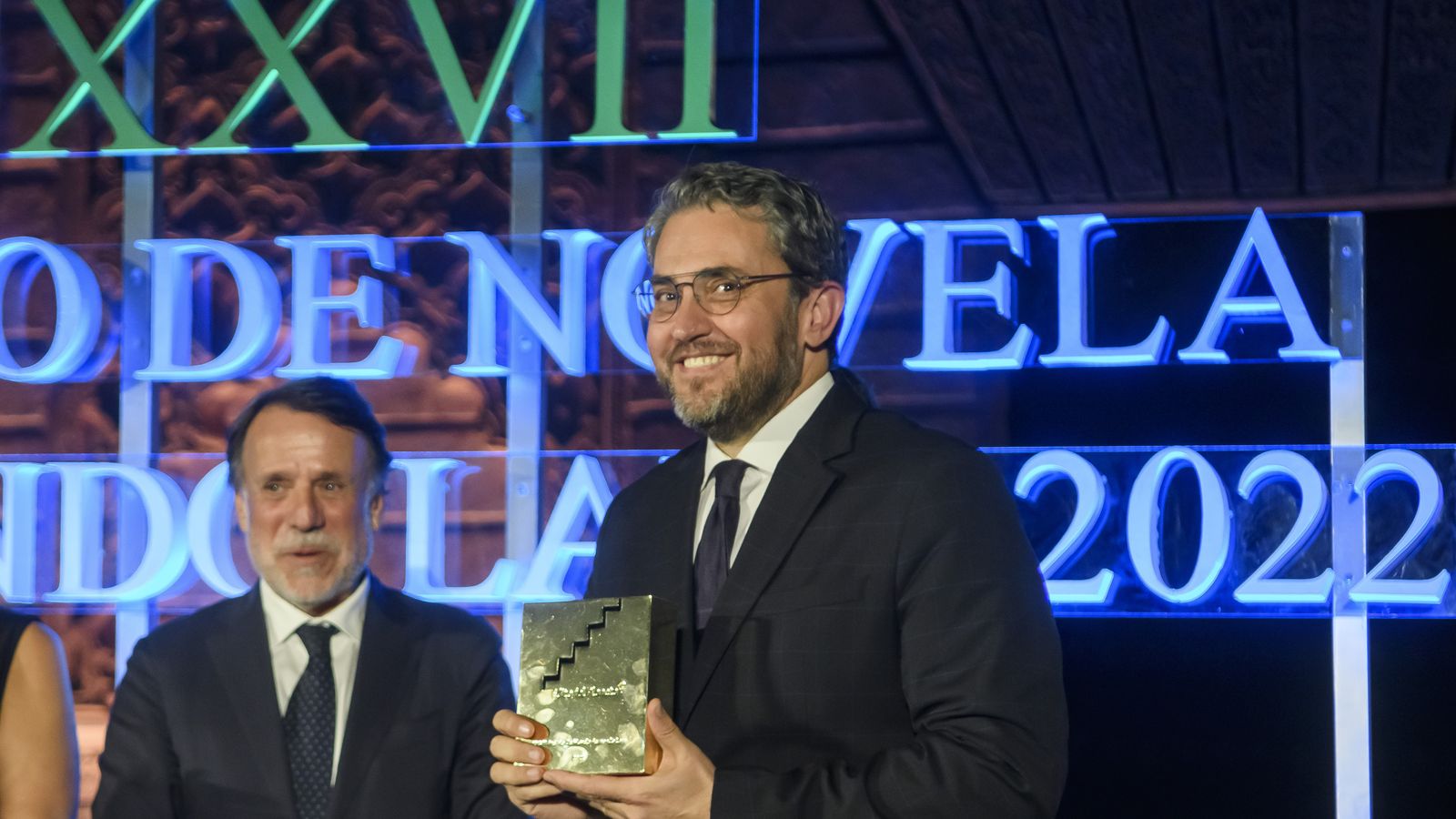 Màxim Huerta acompanyat pel directiu de l'editorial Planeta, Fernando Lara, després de rebre el Premi Fernando Lara de Novel·la