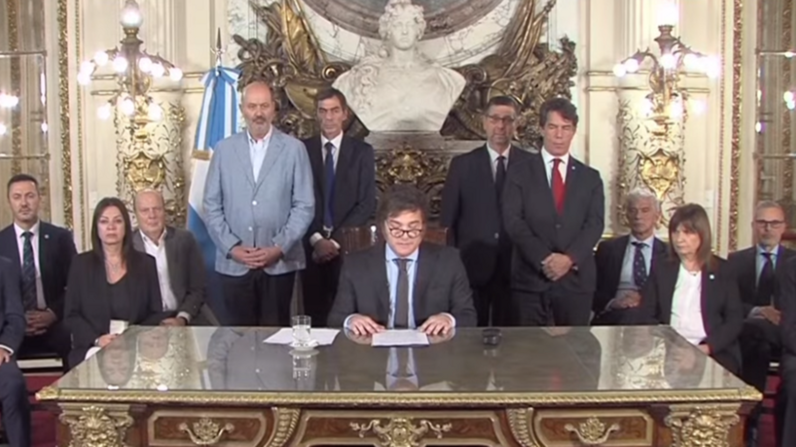 Milei presentant les mesures amb el seu govern