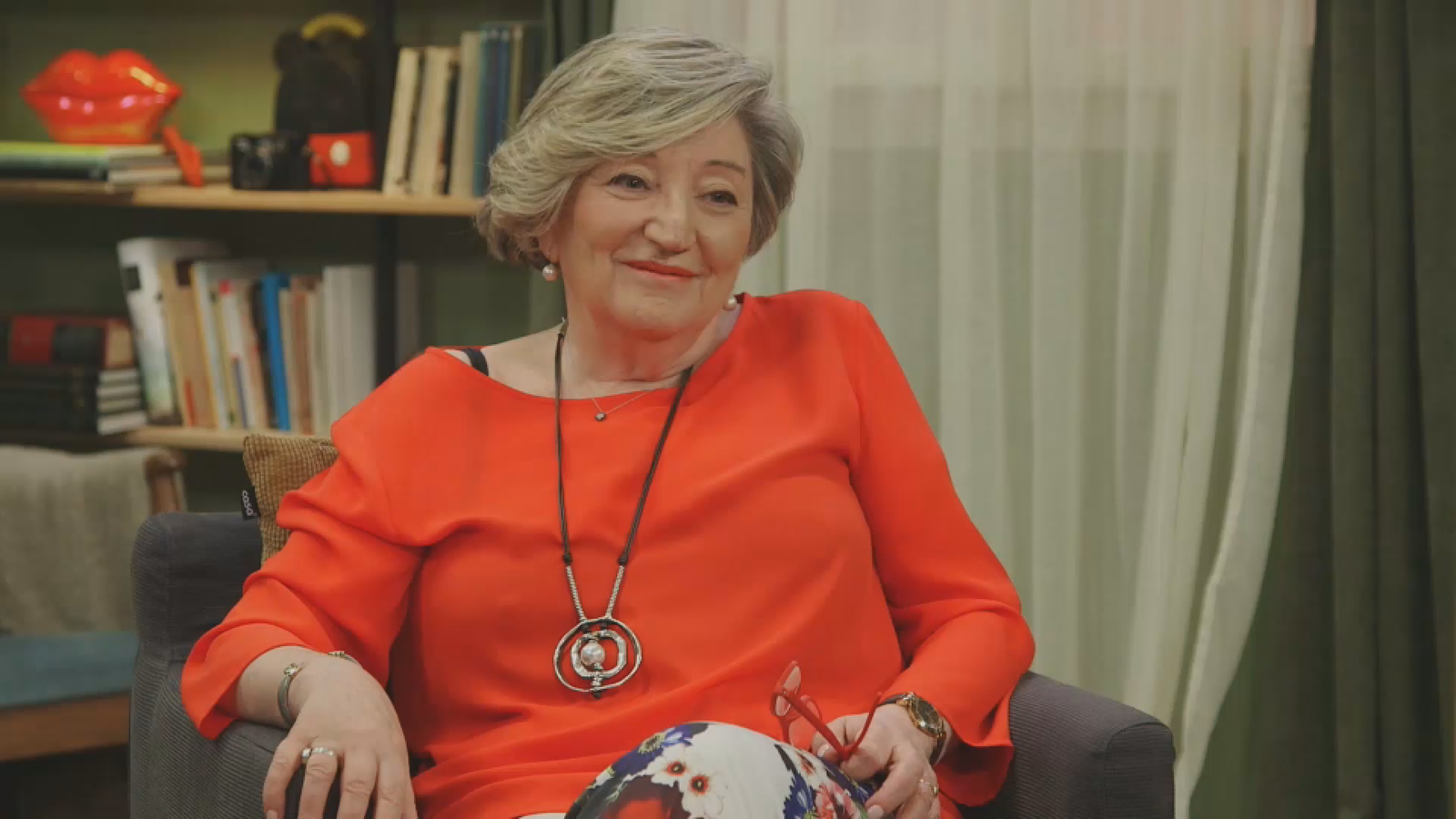 La cap del Servei d'Hematologia i Oncologia de l'Hospital Clínic de València, assegura que per a superar la pandèmia cal que el conjunt de la població total estiga vacunada i la indústria farmacèutica allibere les patents contra la Covid-19