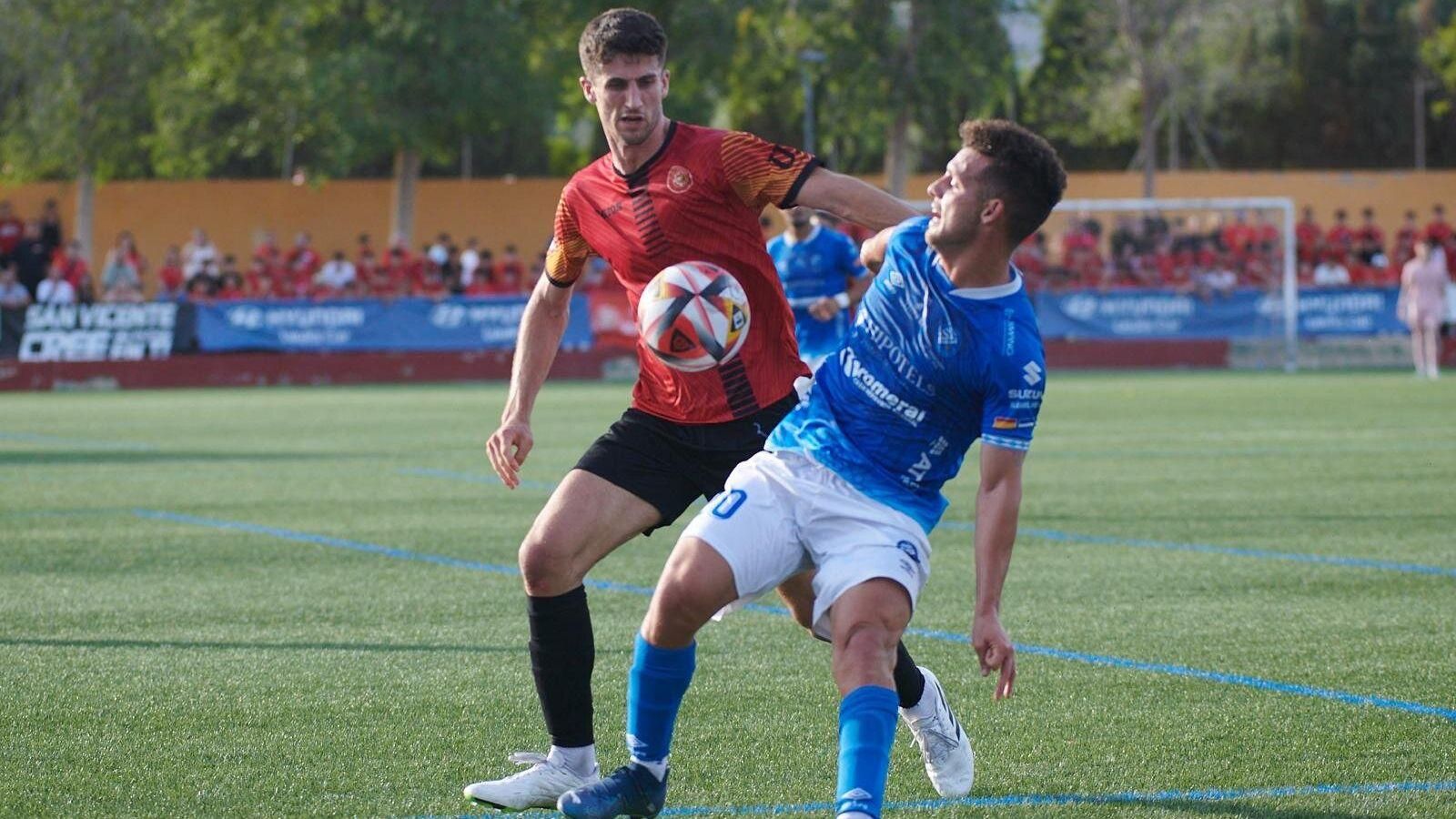 Un jugador del Jove Espanyol i un del Xerez pugnen per una pilota