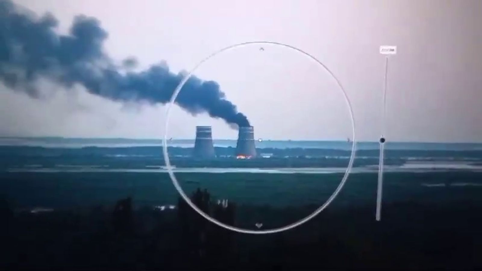 El fum s'eleva des d'una de les dos torres de la central nuclear de Zaporíjia