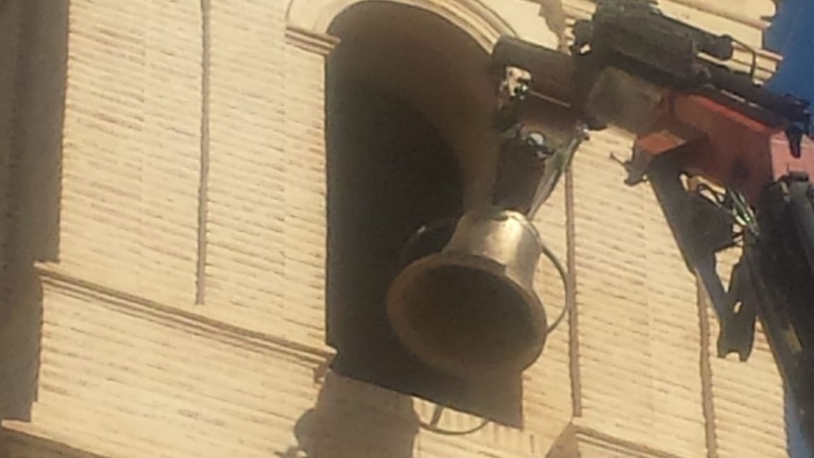 Imatge de les campanes en ser retirades per a la seua restauració