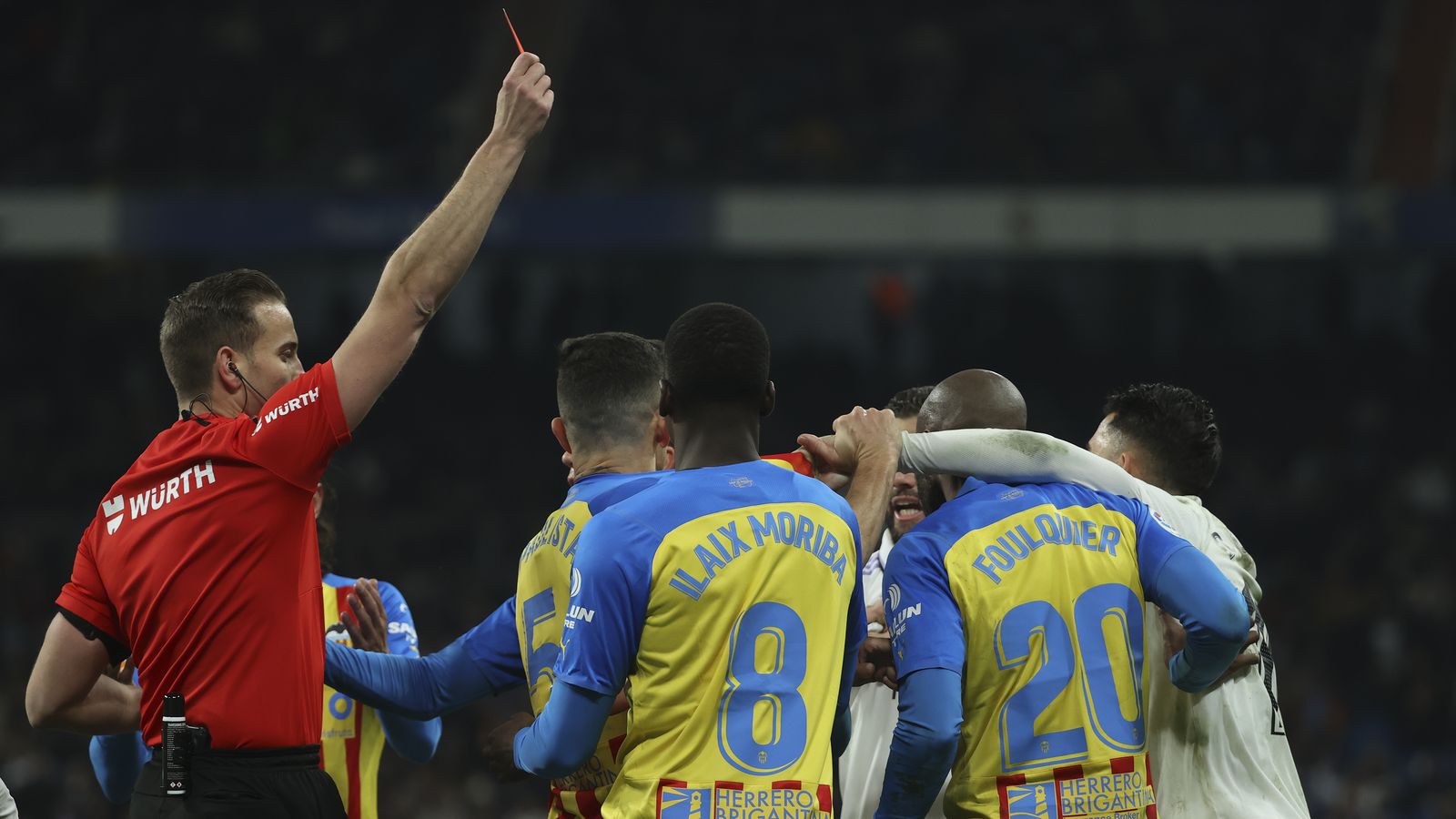 Gabriel Paulista ha sigut expulsat per una dura falta contra Vinícius