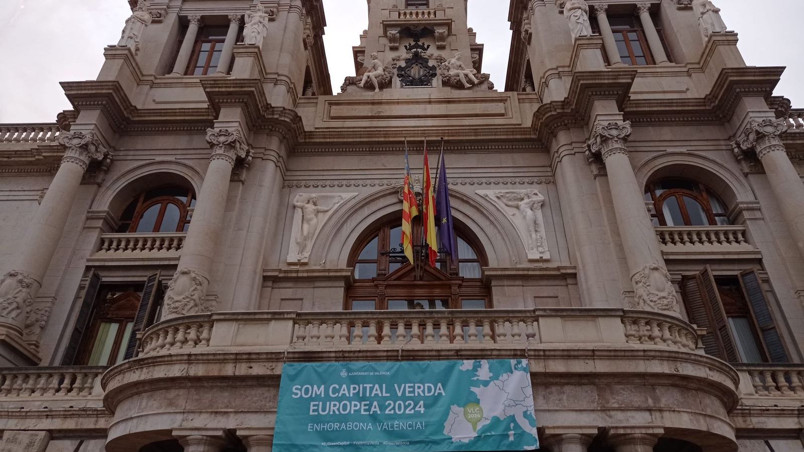El balcó del consistori ja llueix la pancarta de València capital verda europea del 2024
