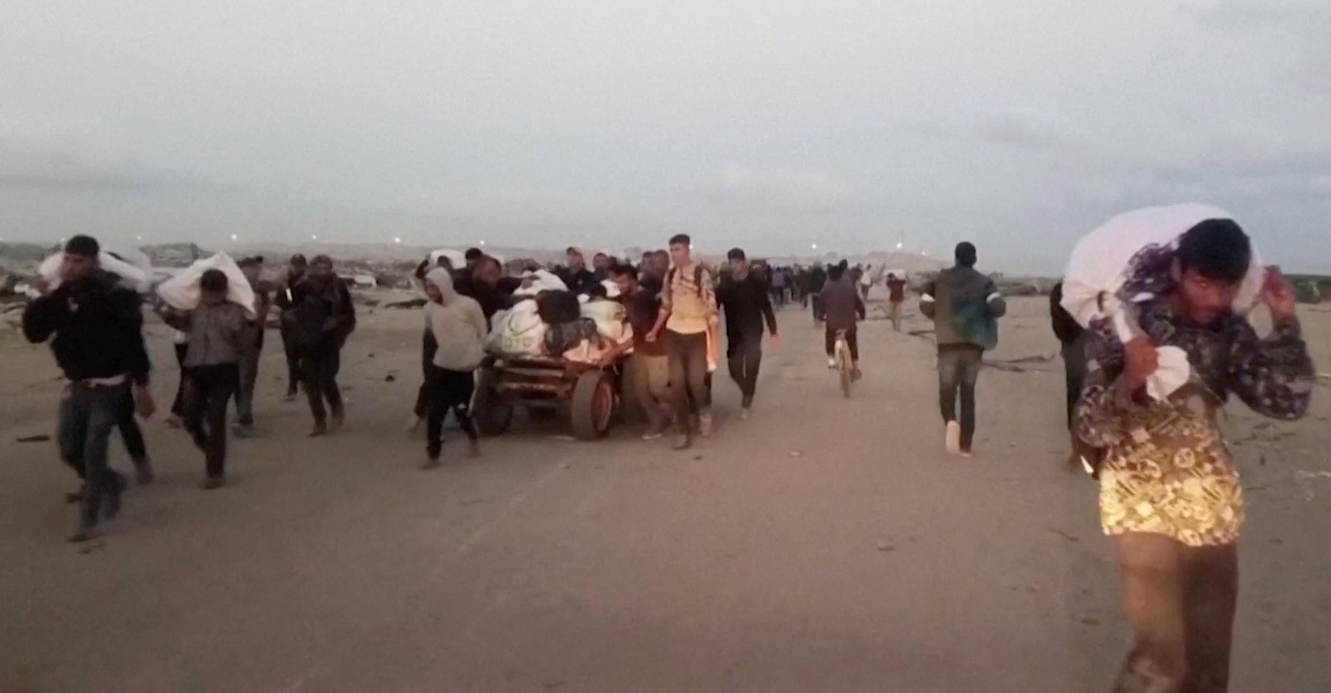 Una cua de palestins transporta queviures arreplegats dels centres d'ajuda a Rafah Una cua de palestins transportant queviures arreplegats dels centres d'ajuda a Rafah