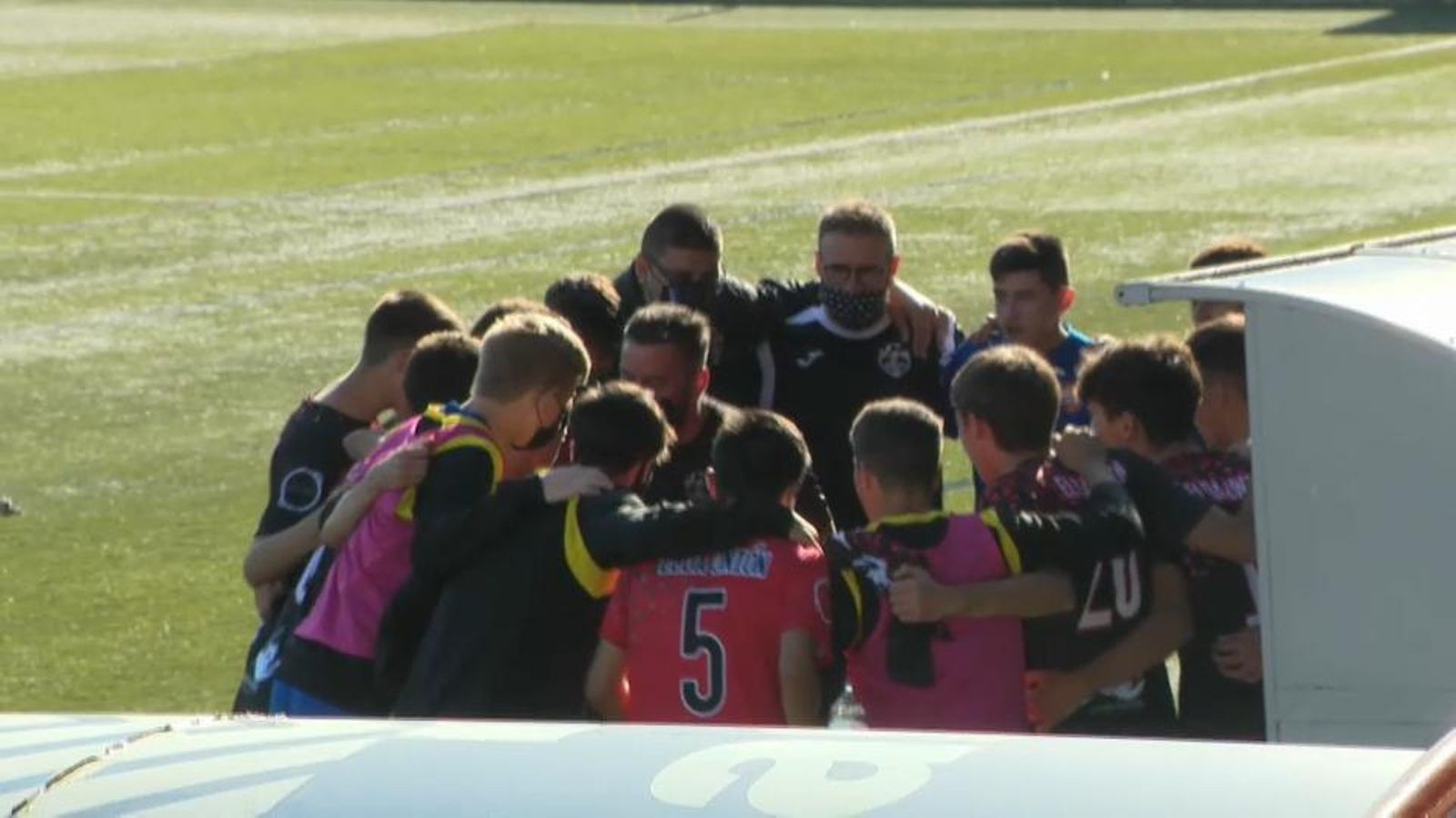 Jugadors de futbol base es concentren abans d'un partit