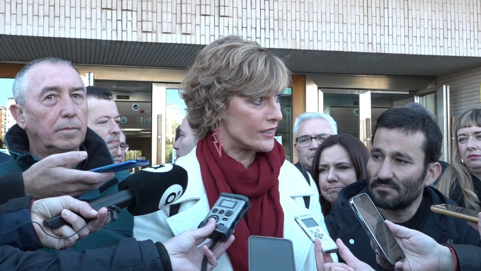 Verònica Ruiz atén els periodistes a les portes del jutjat de Castelló de la Plana, envoltada per càrrecs i membres del seu partit