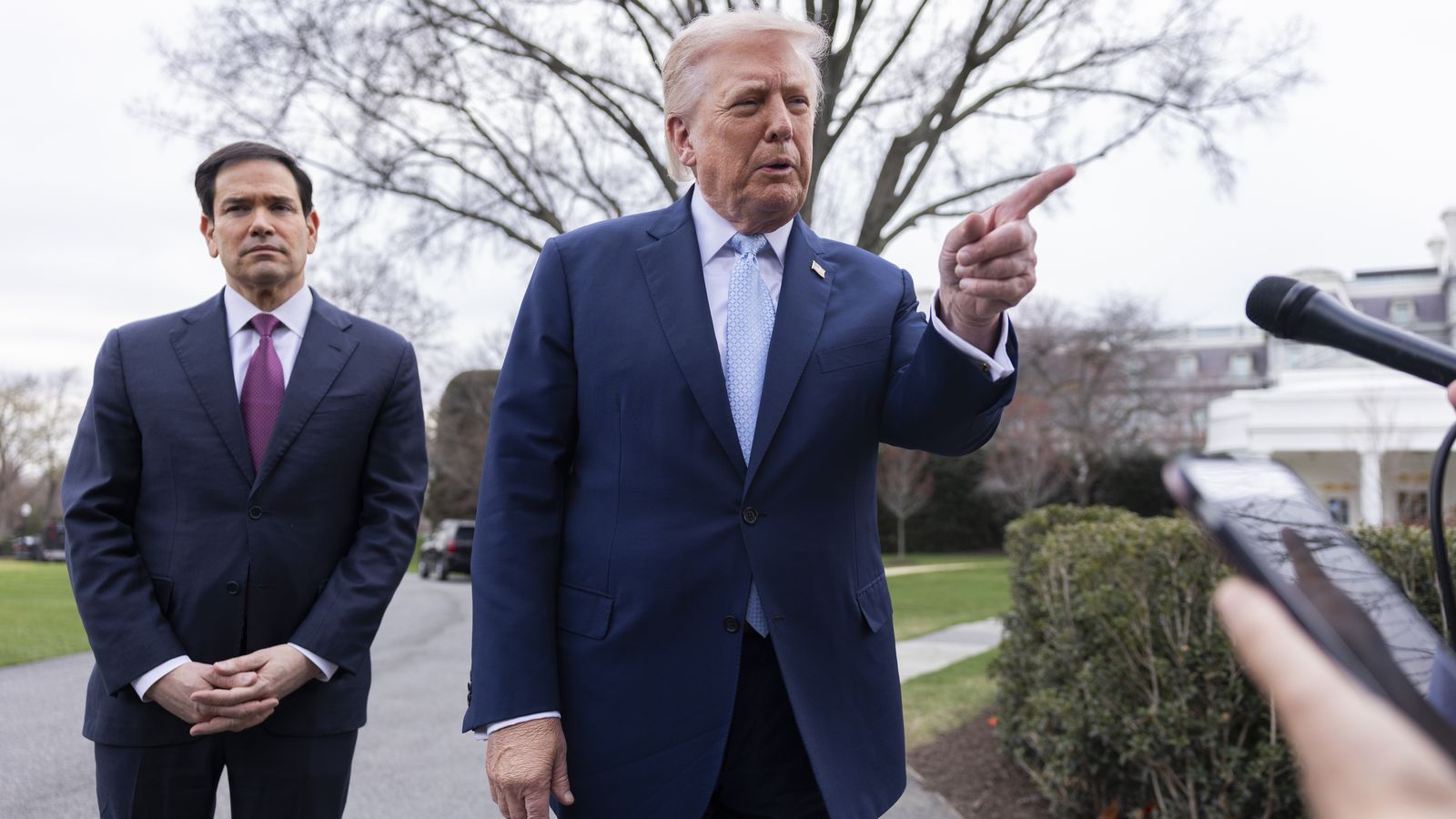 El president dels Estats Units, Donald Trump, acompanyat del secretari d’Estat, Marco Rubio, a la Casa Blanca, a Washington, este divendres