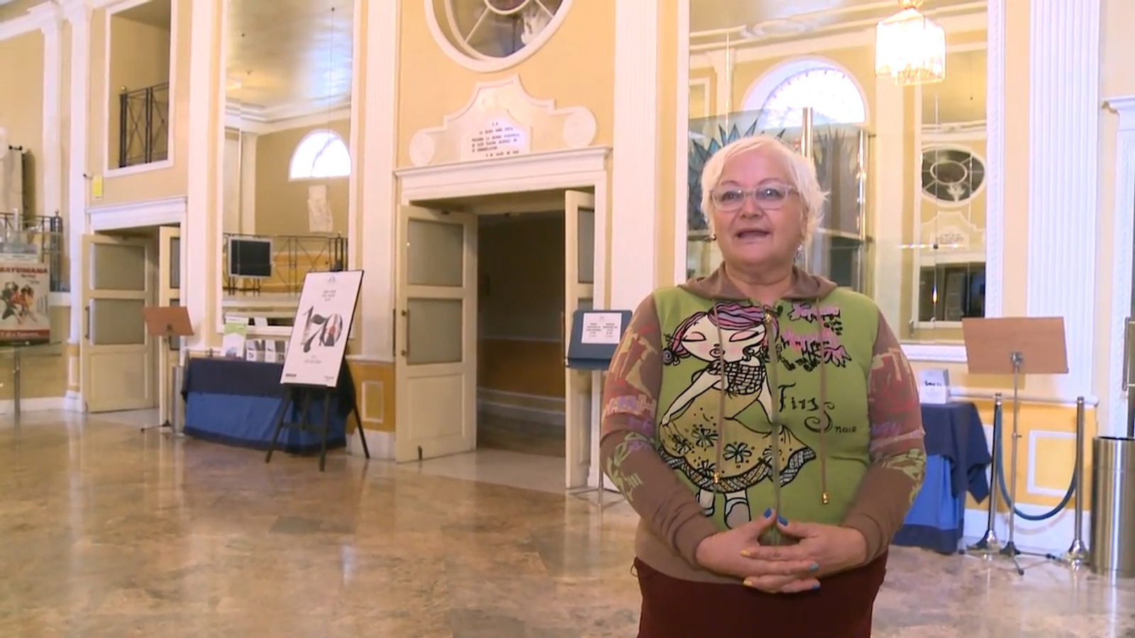 María José Arques, una de les filles de l'autor de la lletra de 'La manta al coll' al Teatre Principal d'Alacant on es va estrenar la cançó el 1953