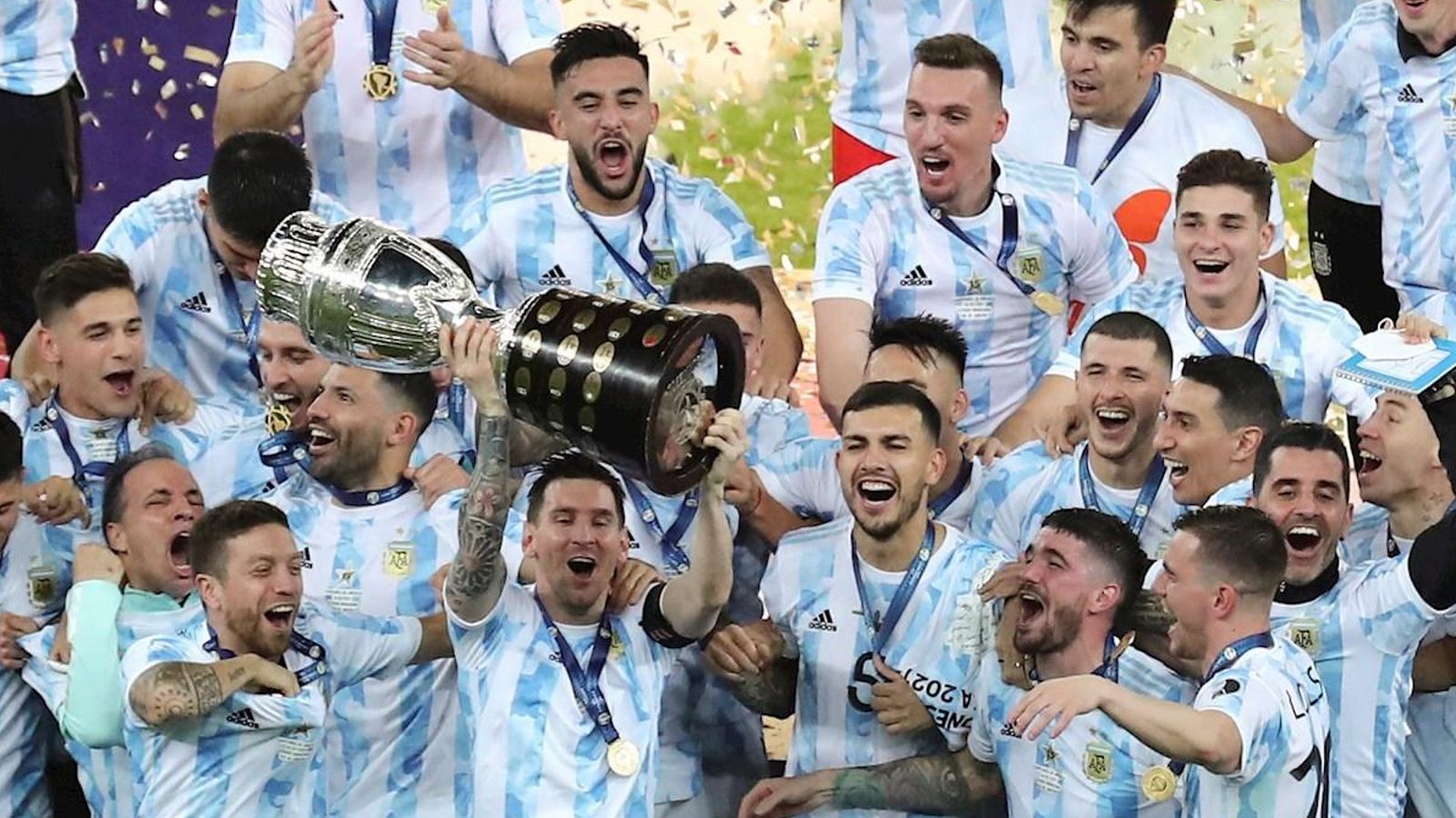 Leo Messi alça el trofeu de campió