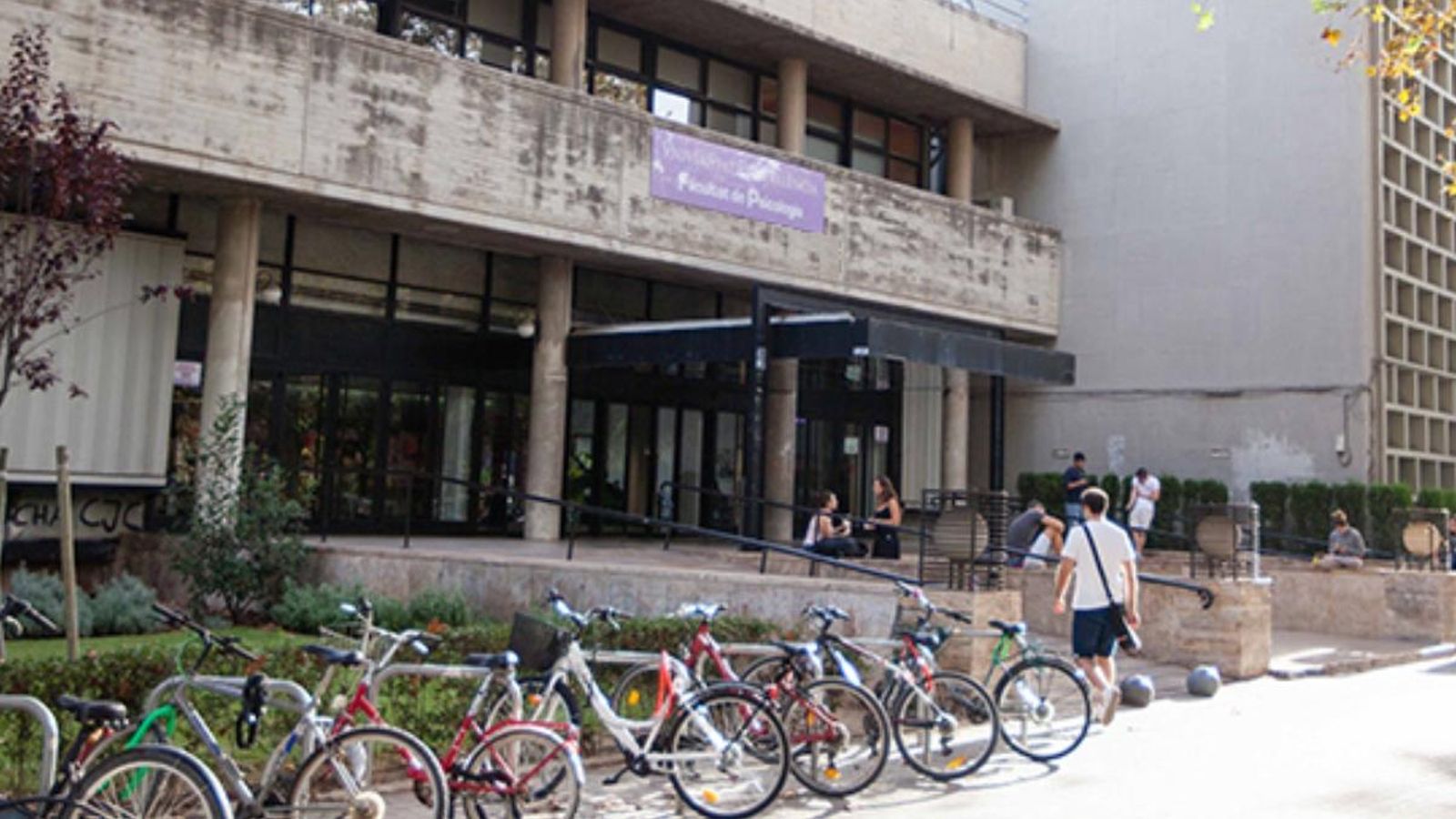 La Facultat de Psicologia de la Universitat de València acull dues taules redones per a "donar perspectiva al drama que suposen aquestes situacions"