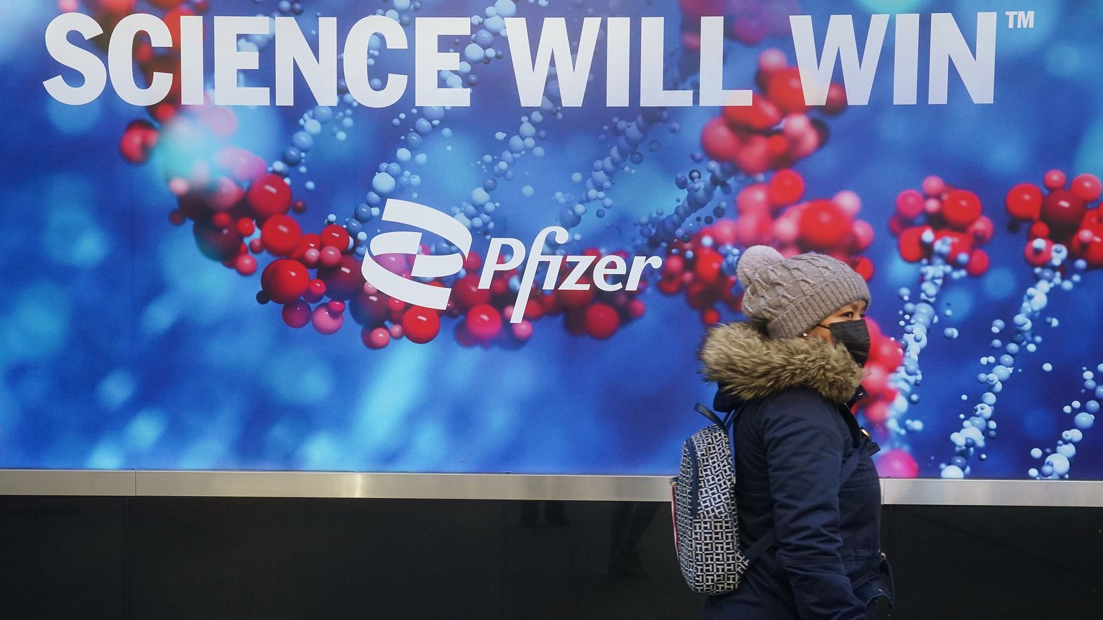 Un vianant passa per davant de l’edifici que té la farmaceútica Pfizer a Nova York