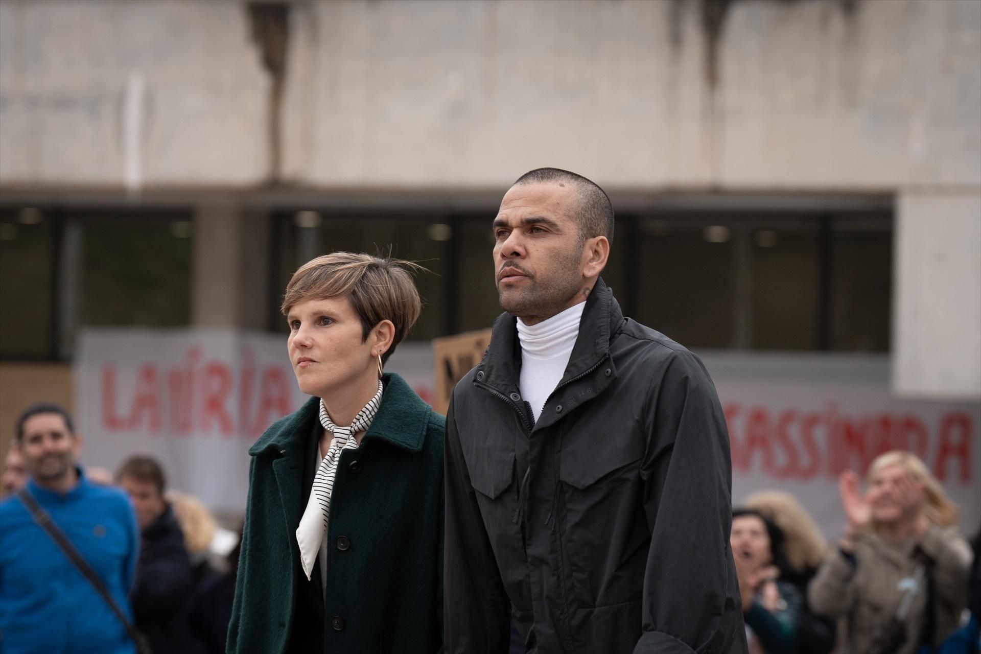Alves, junt amb la seua advocada, el dia que va eixir de la presó Alves, junt amb la seua advocada, el dia que va eixir de la pressó