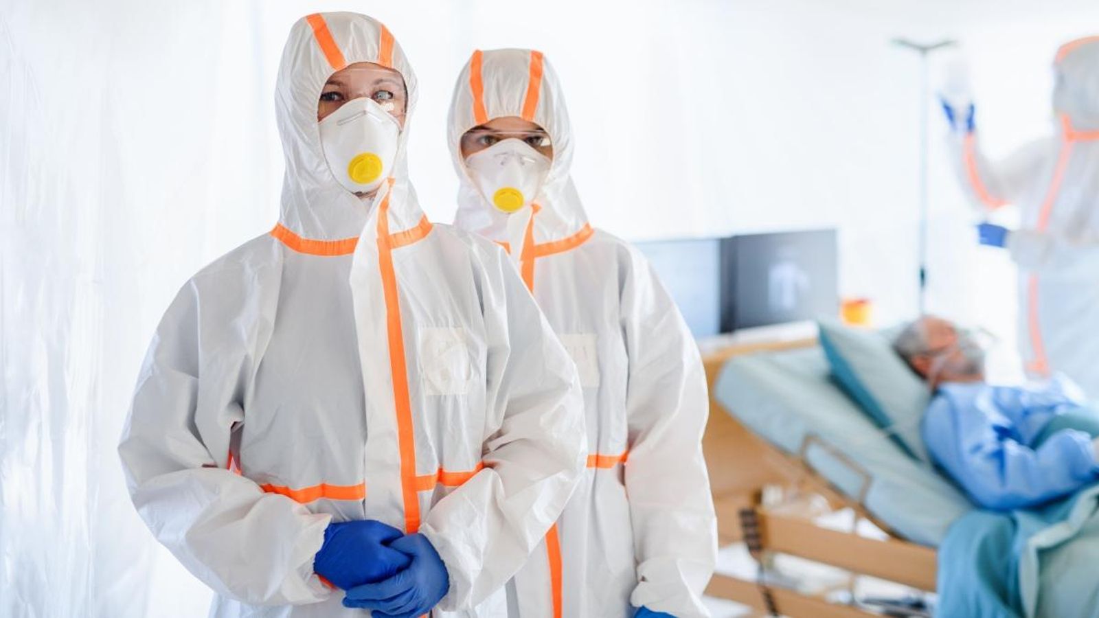 Sanitaris amb equip de protecció individual en una UCI