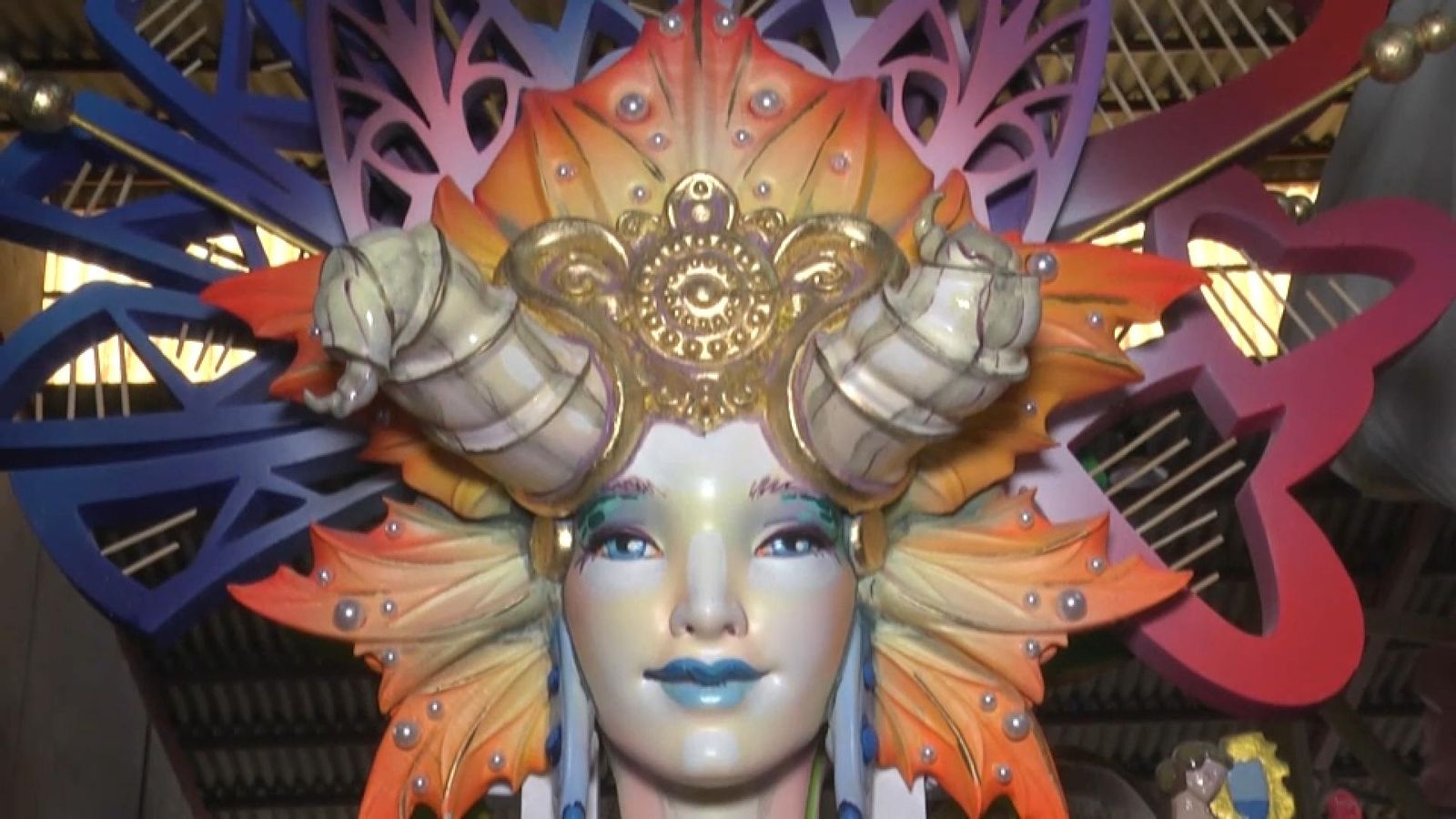 L'artista ha jugat amb els colors cridaners en la foguera oficial perquè resalte front a les façanes