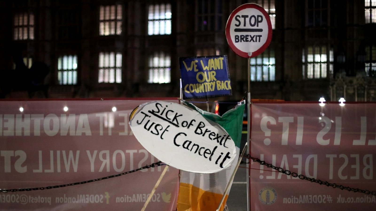 Cartells contraris al Brexit davant del Parlament britànic