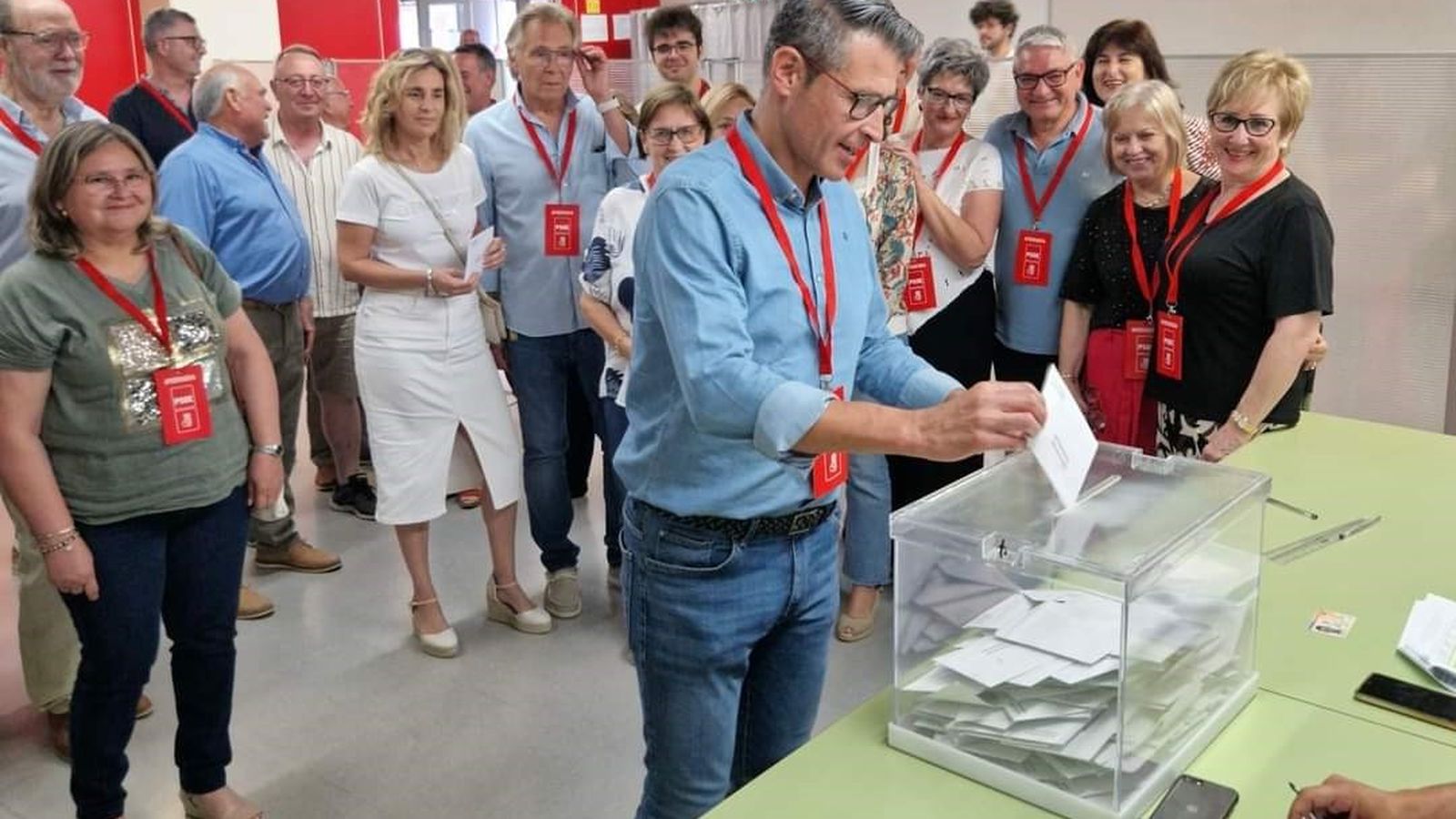 Toni González votant en les eleccions europees del 2024