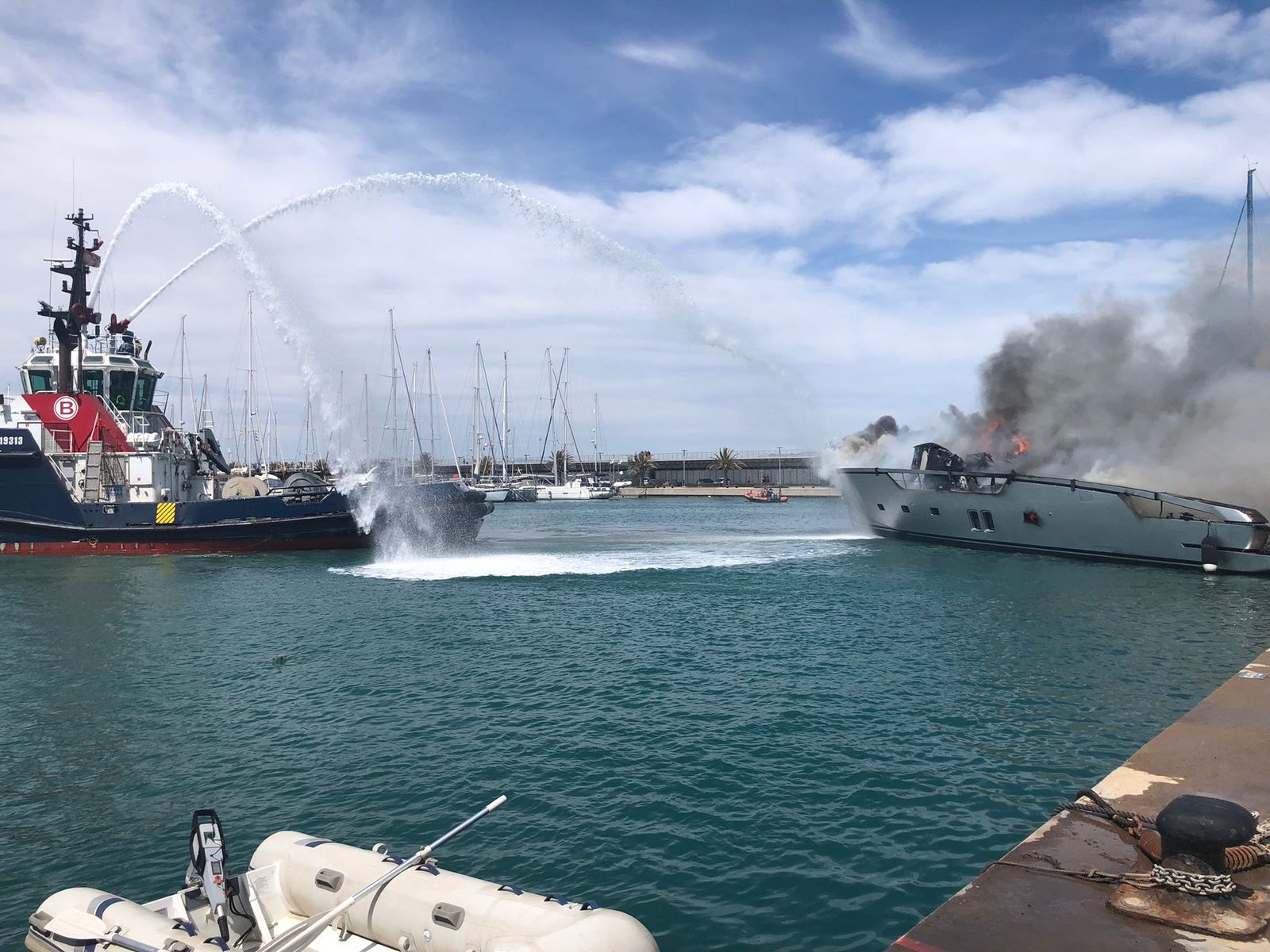 El iot francés incendiat mentre els bombers intenten apagar el foc