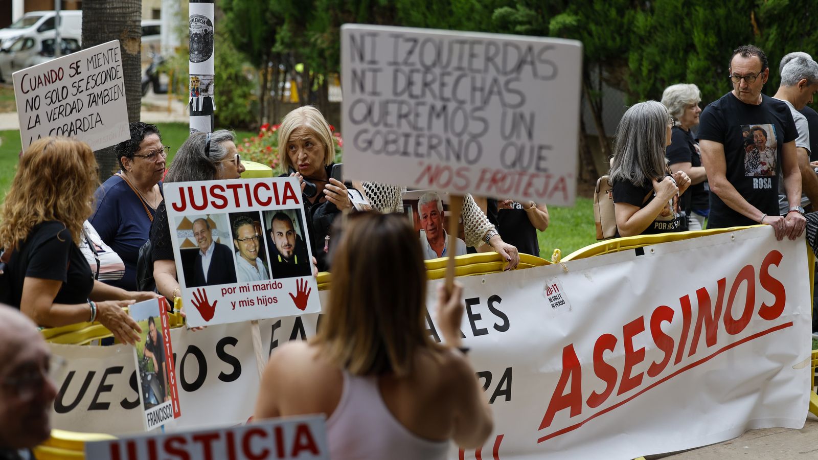 Víctimes de la dana es concentren davant del jutjat de Catarroja per la testifical de Susana Camarero