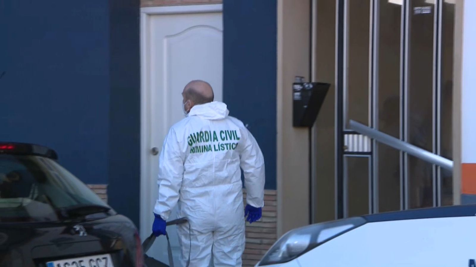 Un agent de la secció de criminalística de la Guàrdia Civil a Meliana