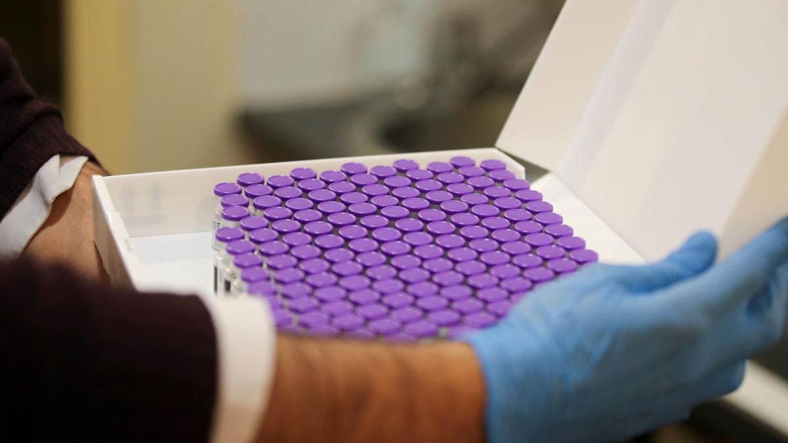 Caixa amb vials de la vacuna de Pfizer-BioNTech