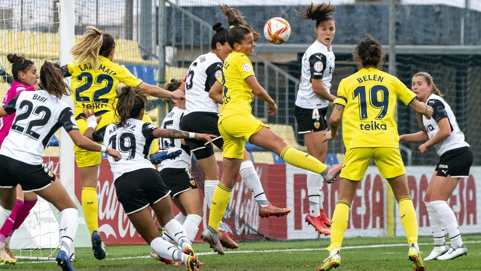 Les jugadores dels dos equips tracten de cabotejar un baló aeri