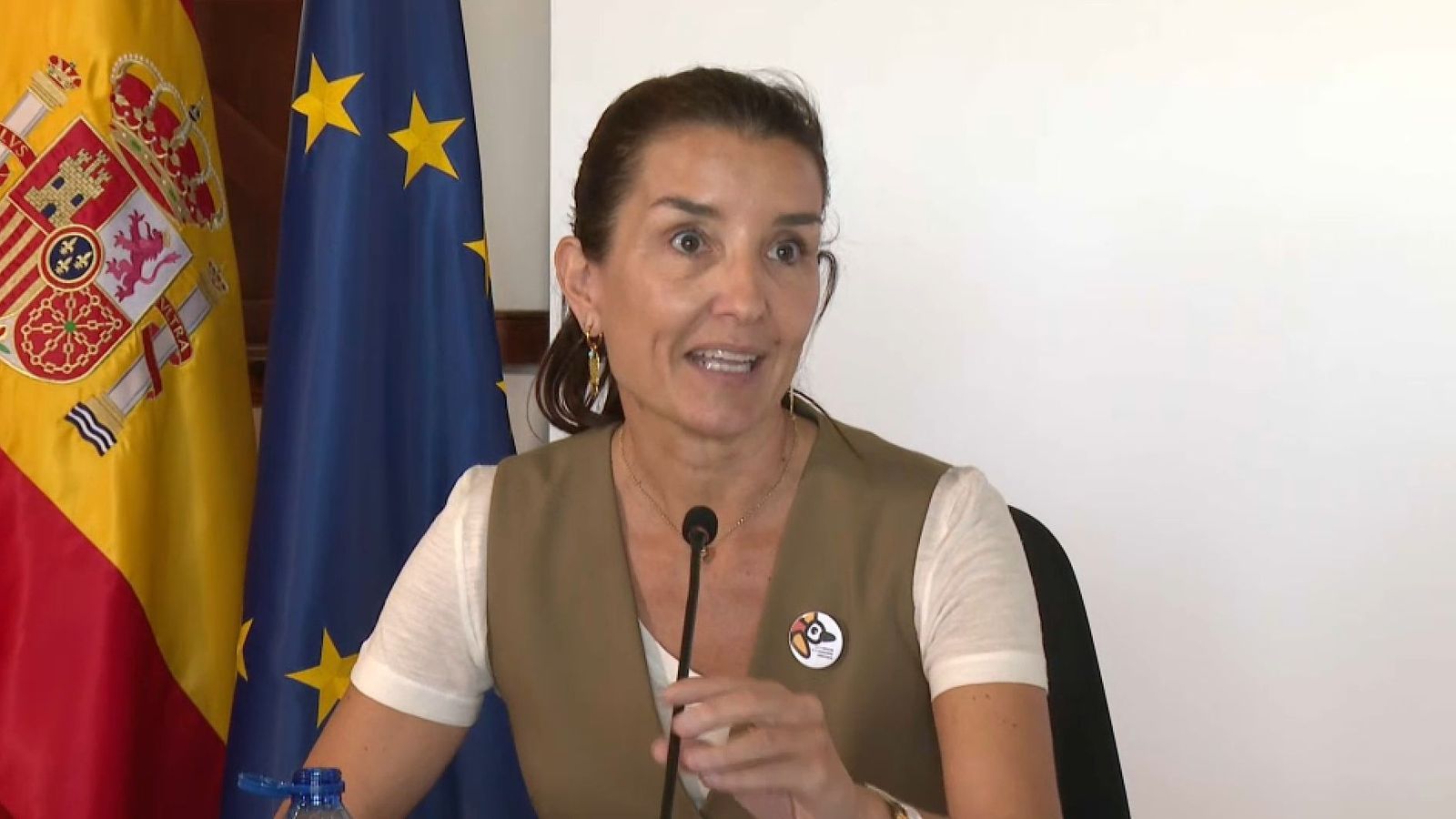 Ruth Merino, portaveu del Consell, en la roda de premsa que ha oferit des d'una barraca de l'Albufera, on hui s'ha celebrat el ple del Consell