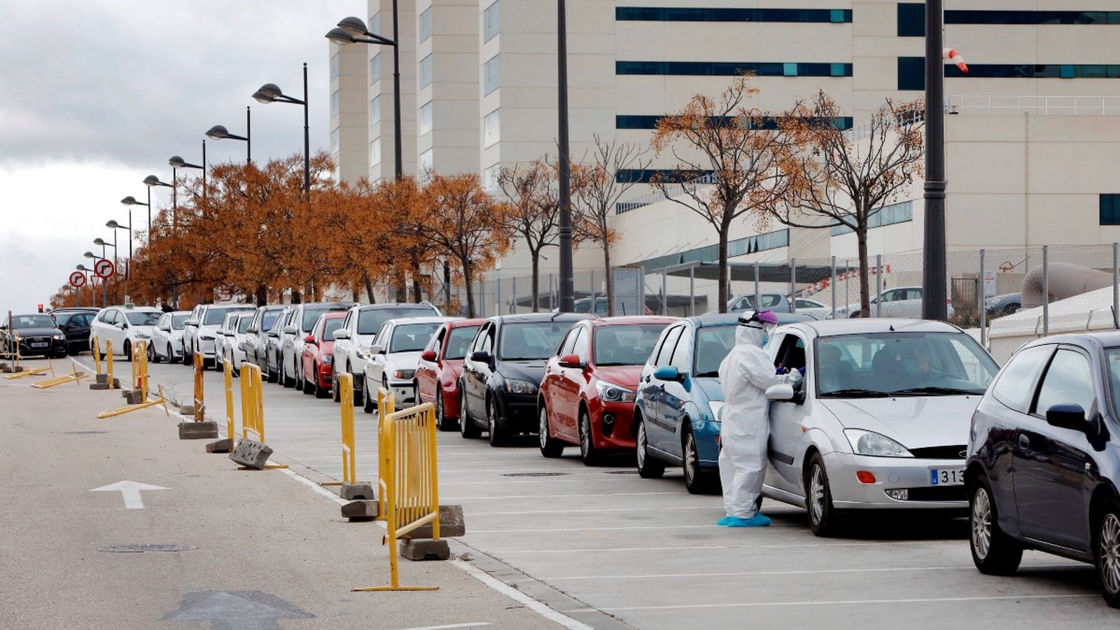 Cua de vehicles a les portes de l'hospital la Fe de València per a fer-se la PCR