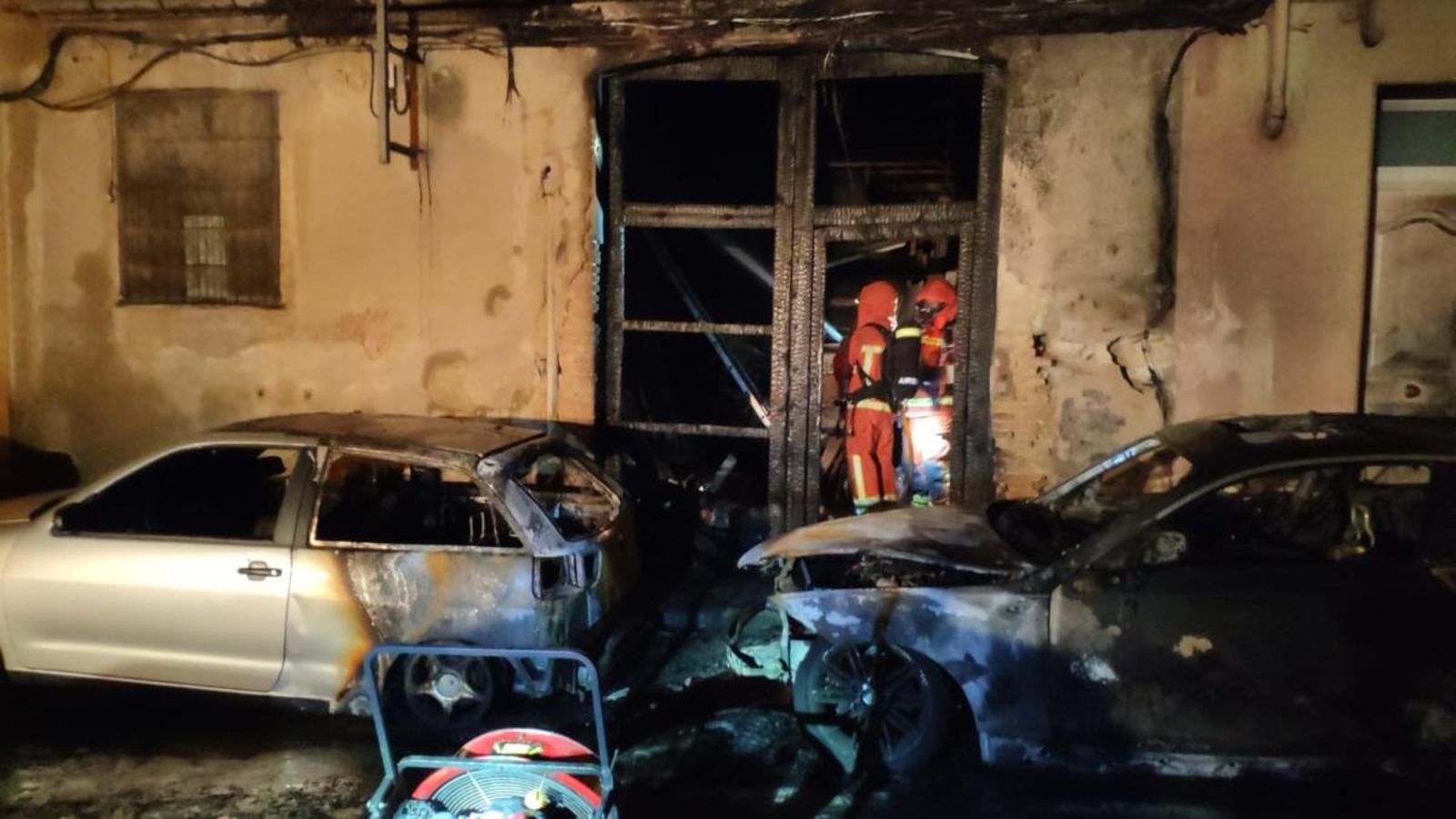 Un incendi a Ontinyent crema tres cotxes i la façana d\'un edifici