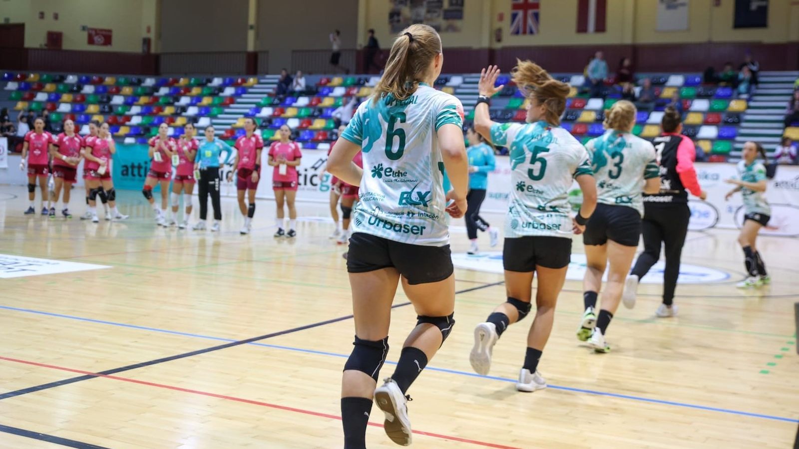 Les jugadores dels dos equips, abans del segon partit en dos dies