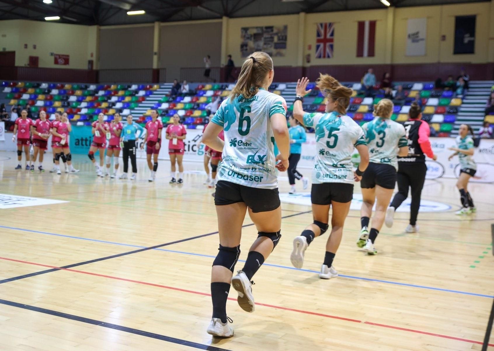 Les jugadores dels dos equips, abans del segon partit en dos dies Les jugadores dels dos equips, abans del segon partit en dos dies