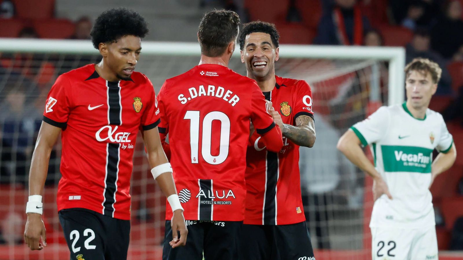 Mascarell celebra el gol amb Darder i Mojica