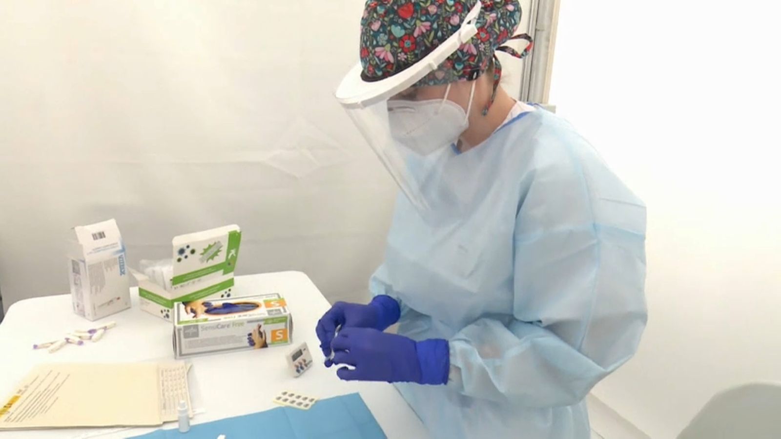 Personal sanitari preparant material abans de la realització d'una prova PCR