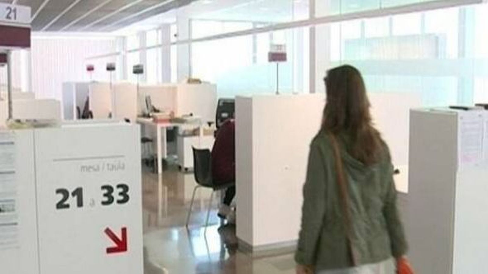 Imatge d'arxiu d'una dona en una oficina d'ocupació