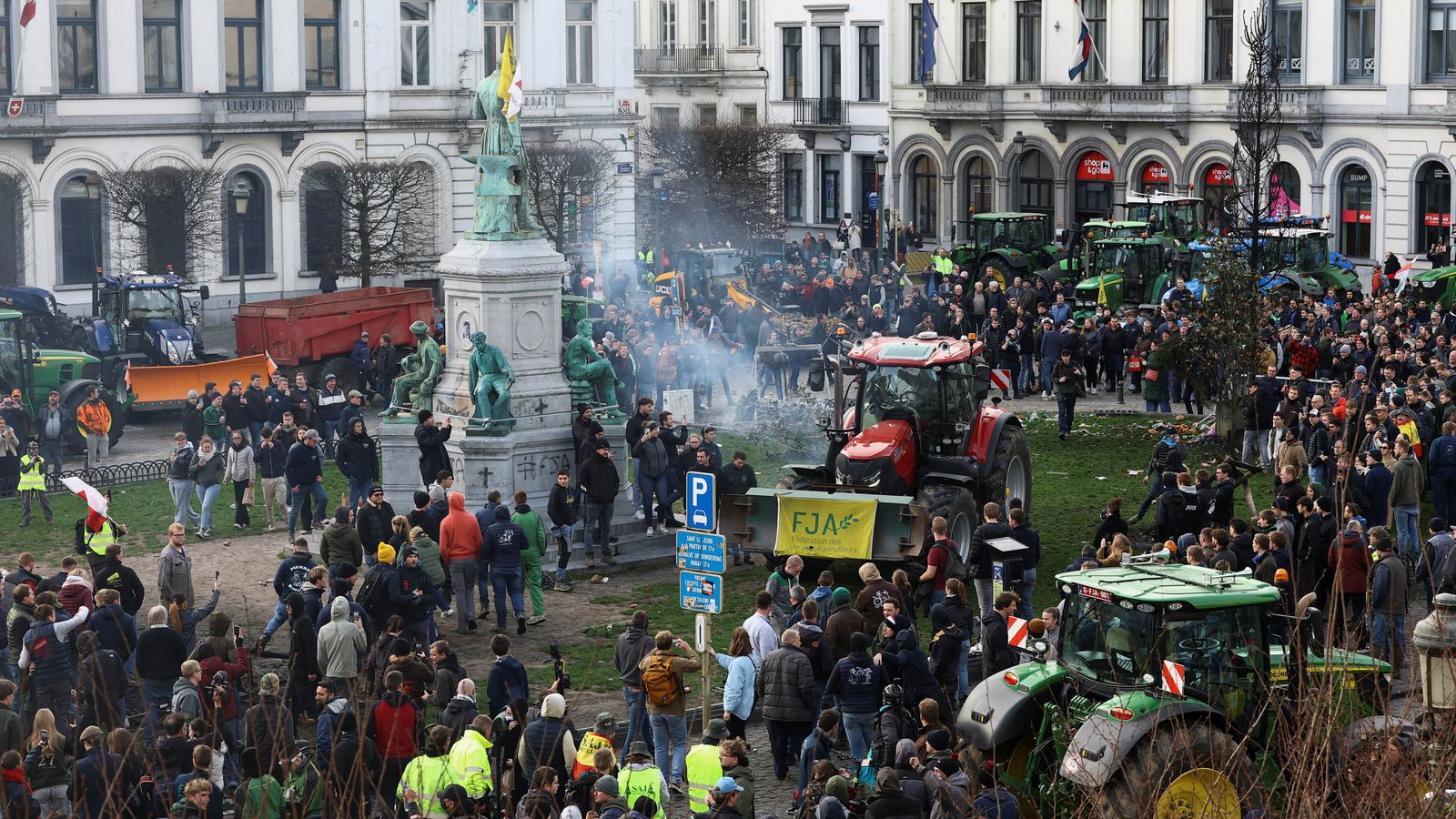 Agricultors concentrats prop del Parlament Europeu durant les protestes contra els retalls a la PAC i l’acord de lliure comerç UE-Mercosur