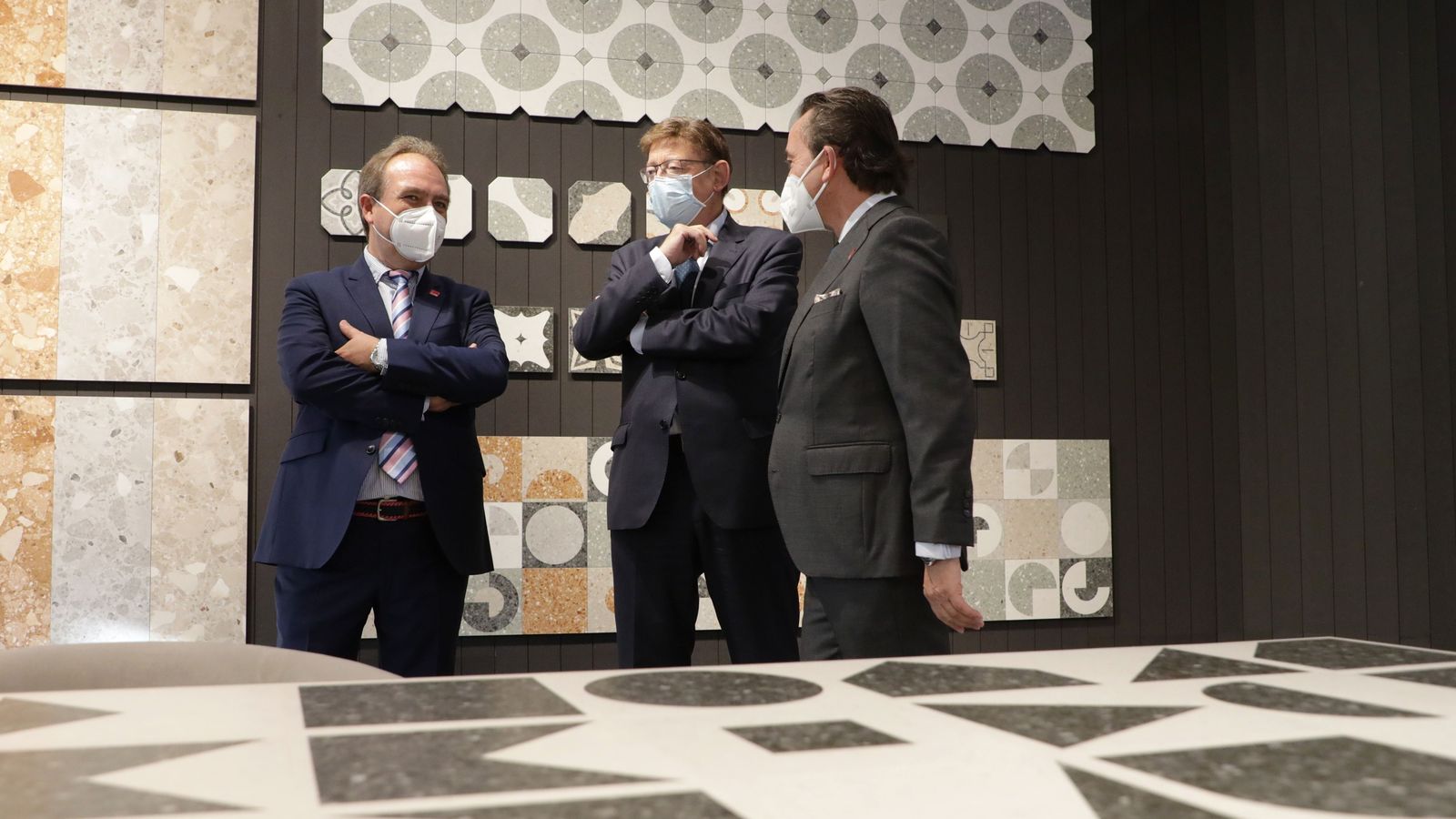 El president de la Generalitat, Ximo Puig, durant la seua visita a la fira internacional de la ceràmica Cersaie a Bolonya (Itàlia)