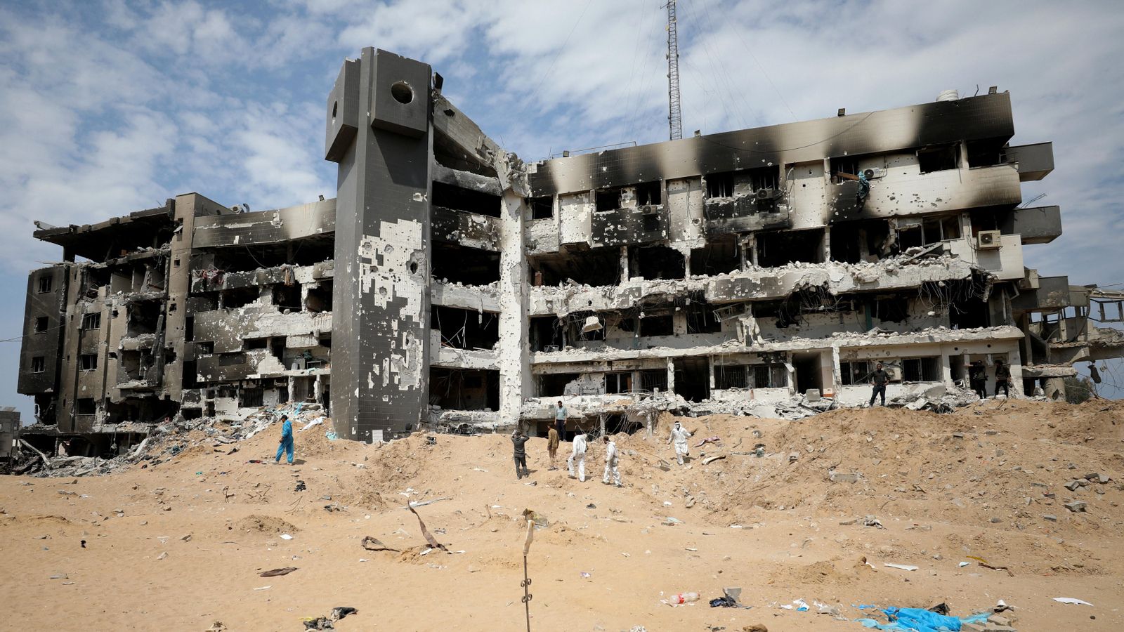 Sanitaris palestins recuperen cadàvers en les immediacions del complex hospitalari Al-Shifa de Gaza, hui reduït a enderrocs
