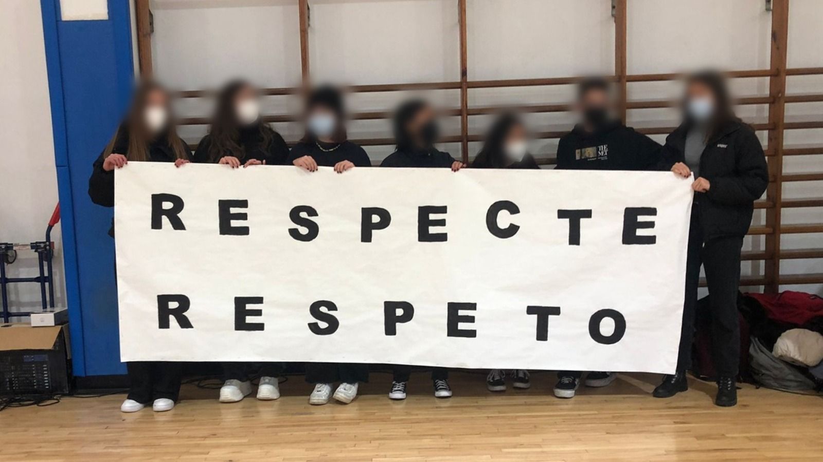 Pancarta exhibida a l'institut d'educació secundària Les Alfàbegues de Bétera