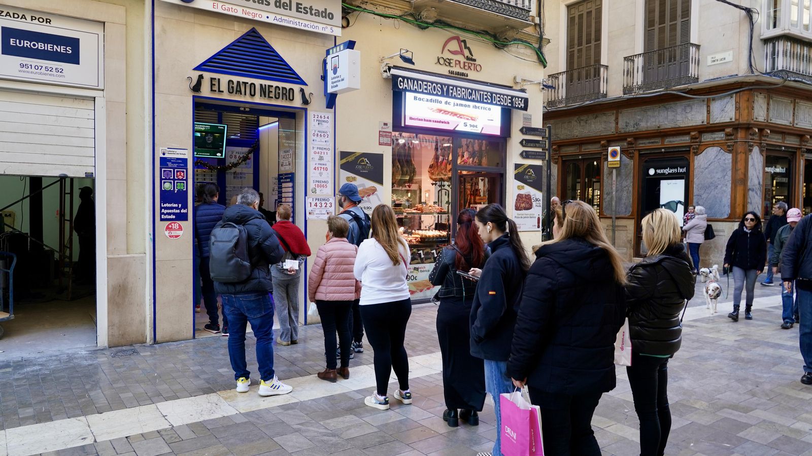 Cues per a comprar els últims dècims de loteria de Nadal Varias personas hacen cola para adquirir los últimos décimos de la Lotería de Navidad