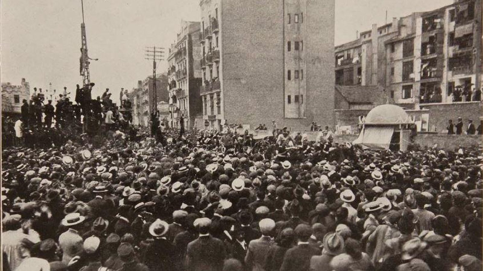 Una multitud a l'Estació del Nord de València espera Blasco Ibáñez