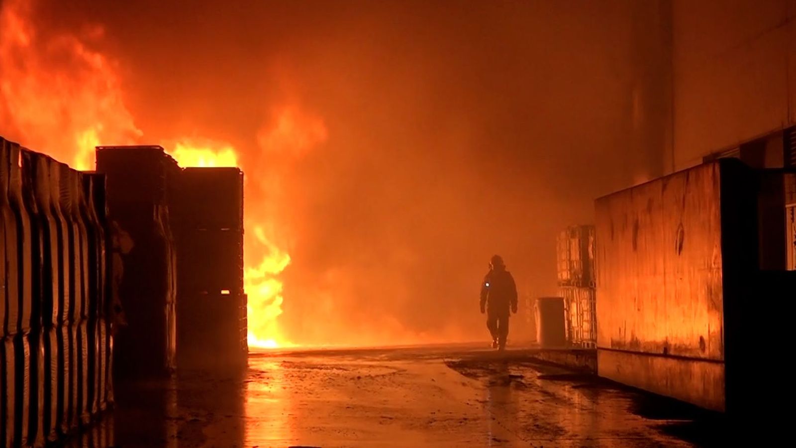 El fort vent de ponent que bufava a última hora de dijous va avivar les flames de la indústria química
