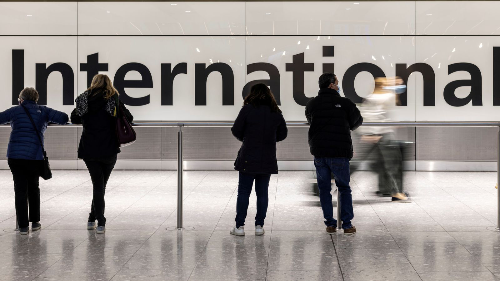 Turistes britànics esperen en l'aeroport de Heathrow a pujar en un avió amb destinació als Estats Units