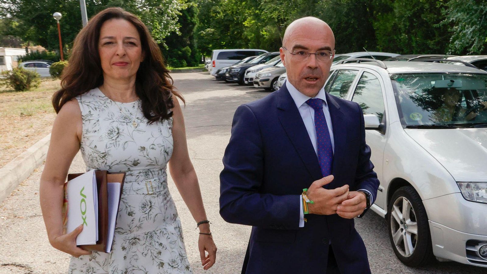 El portaveu de Vox, Jorge Buxadé, en les immediacions de la Moncloa este dimarts, quan estava prevista la declaració de Sánchez