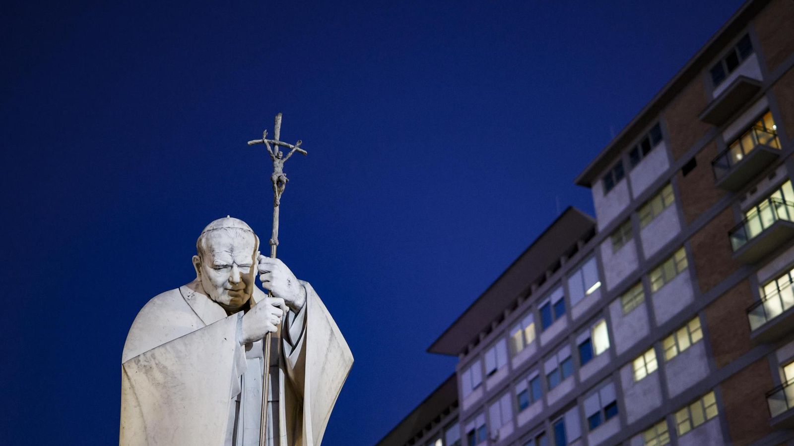 Estatua de Joan Pau II a les portes del Gemelli