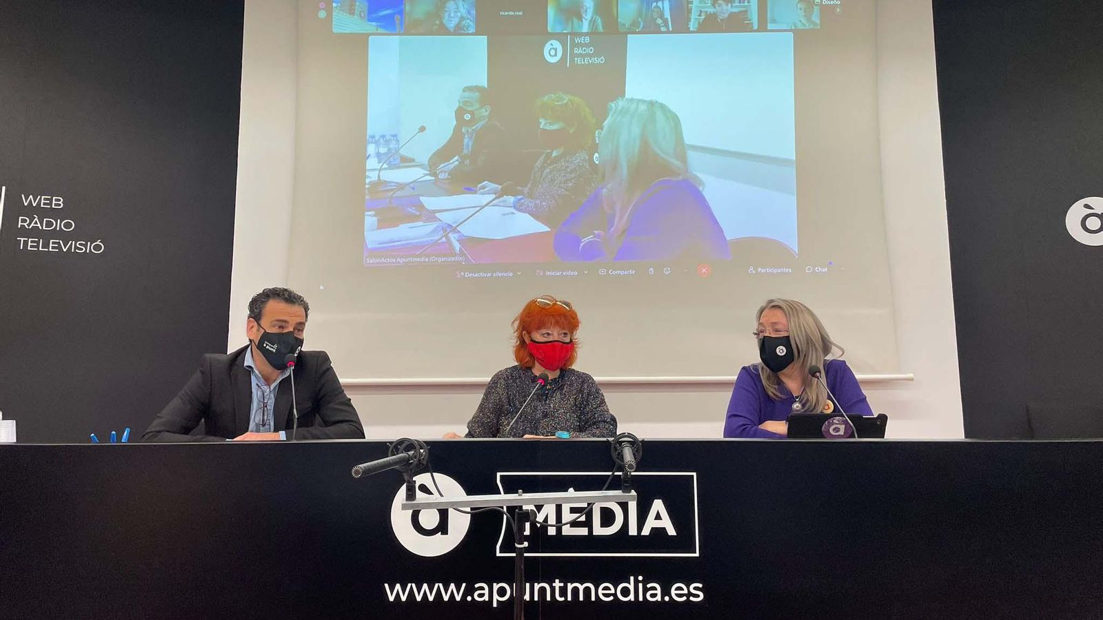 Alfred Costa, Julia Sevilla i Mar Iglesias en la presentació de informe del Consell de la Ciutadania