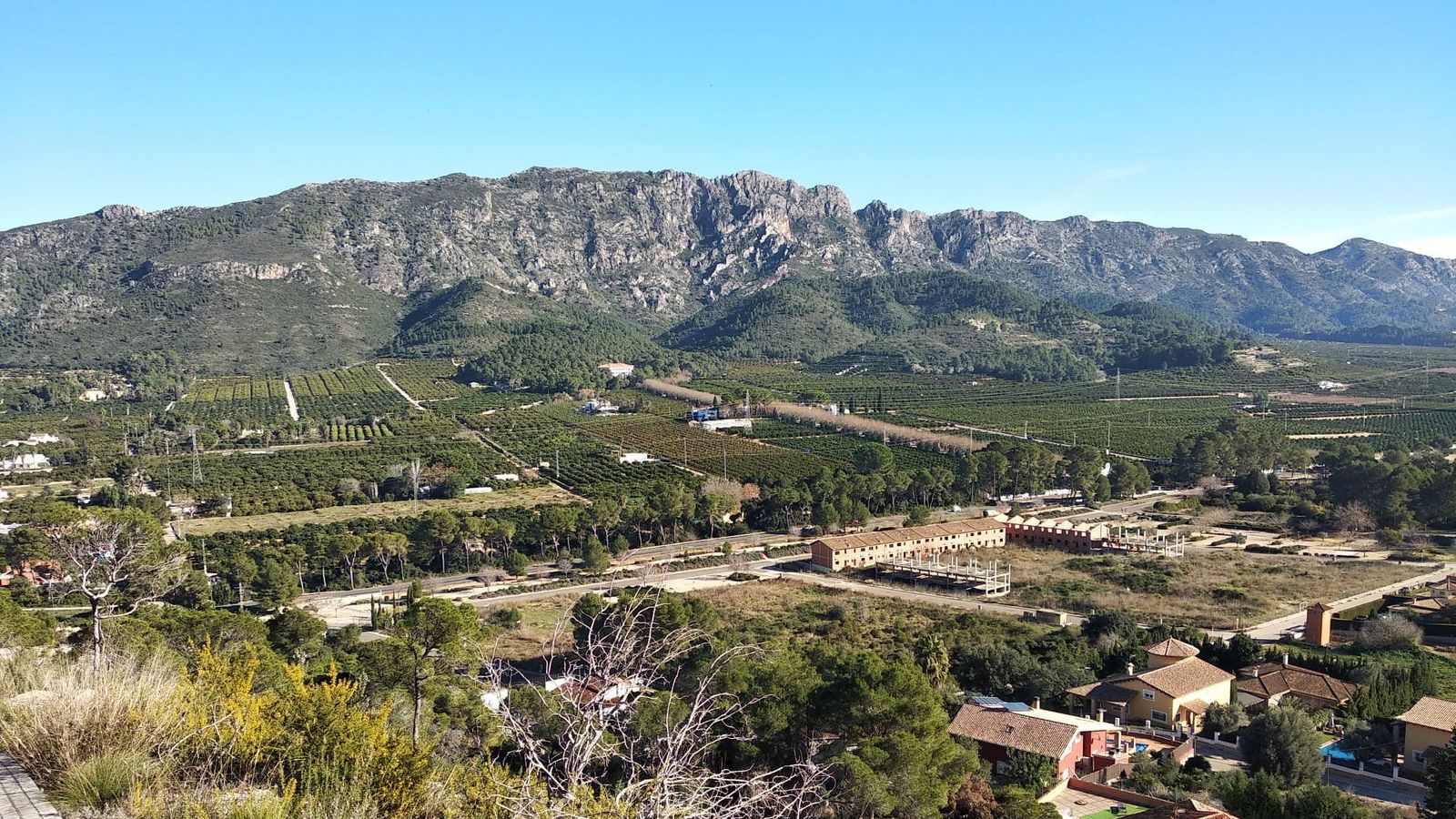 Algunes de les estribacions del tram final de la Serra de les Agulles, que uneix la Ribera Alta amb la Valldigna