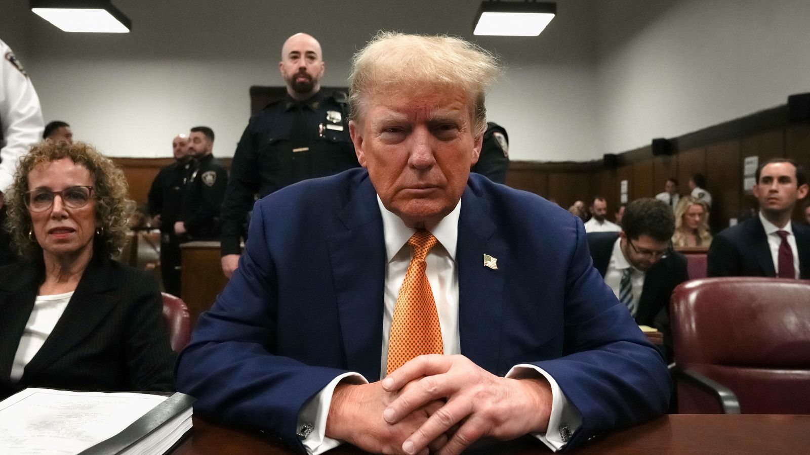 Trump, assegut en el banc dels acusats este dimarts al Tribunal Penal de Nova York